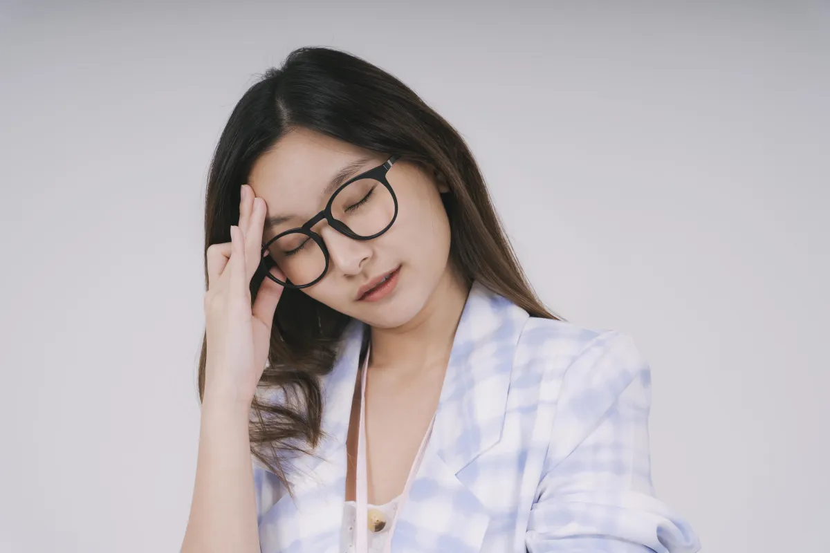 woman with a headache